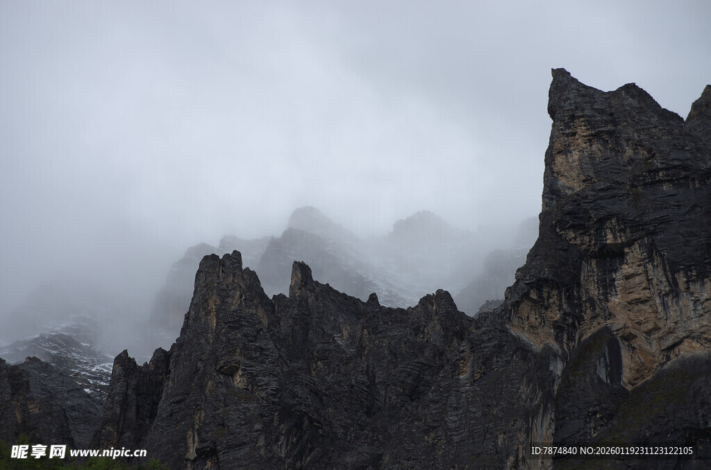 云雾缭绕的险峻山峰