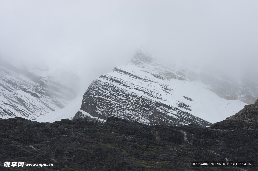云雾缭绕的巍峨雪山