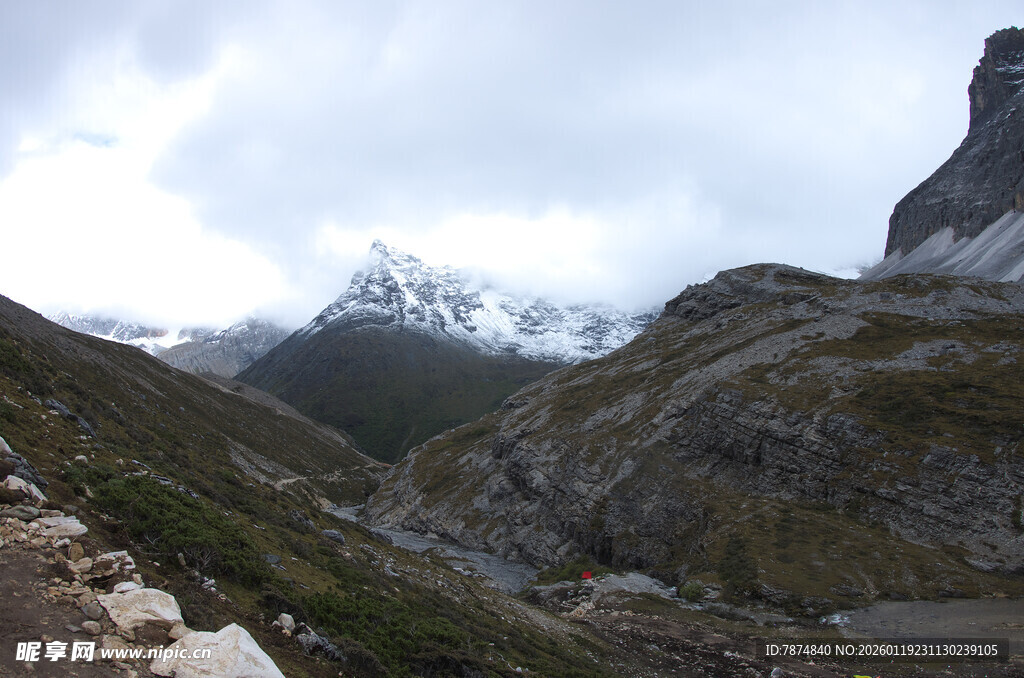 山间壮丽景色 雪峰隐现