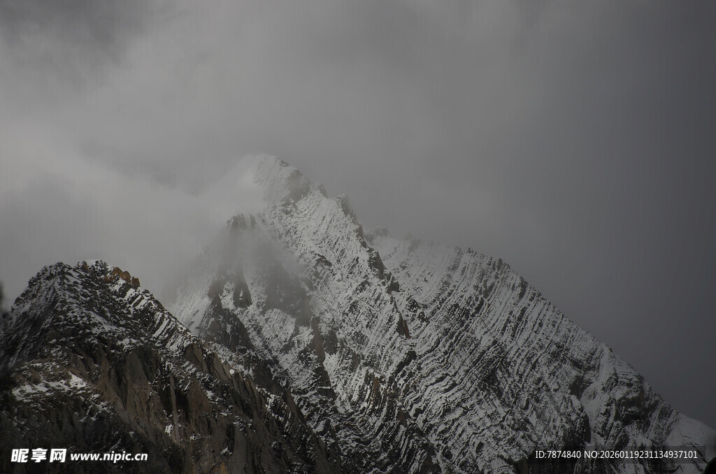 云雾缭绕的巍峨雪山