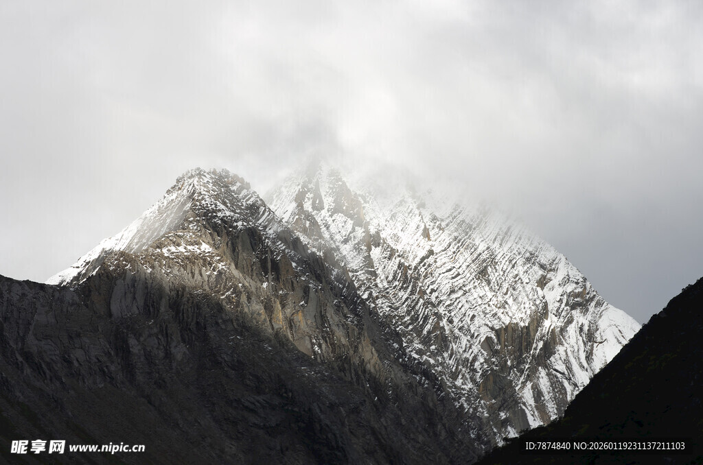 巍峨雪山云雾缭绕之景