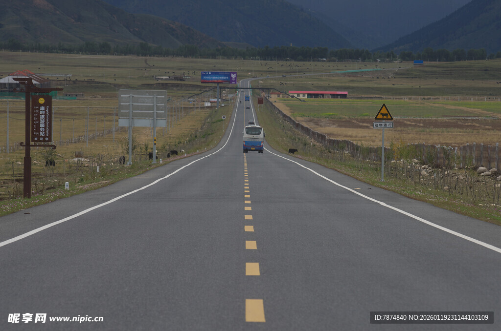 公路伸向远方的开阔景象