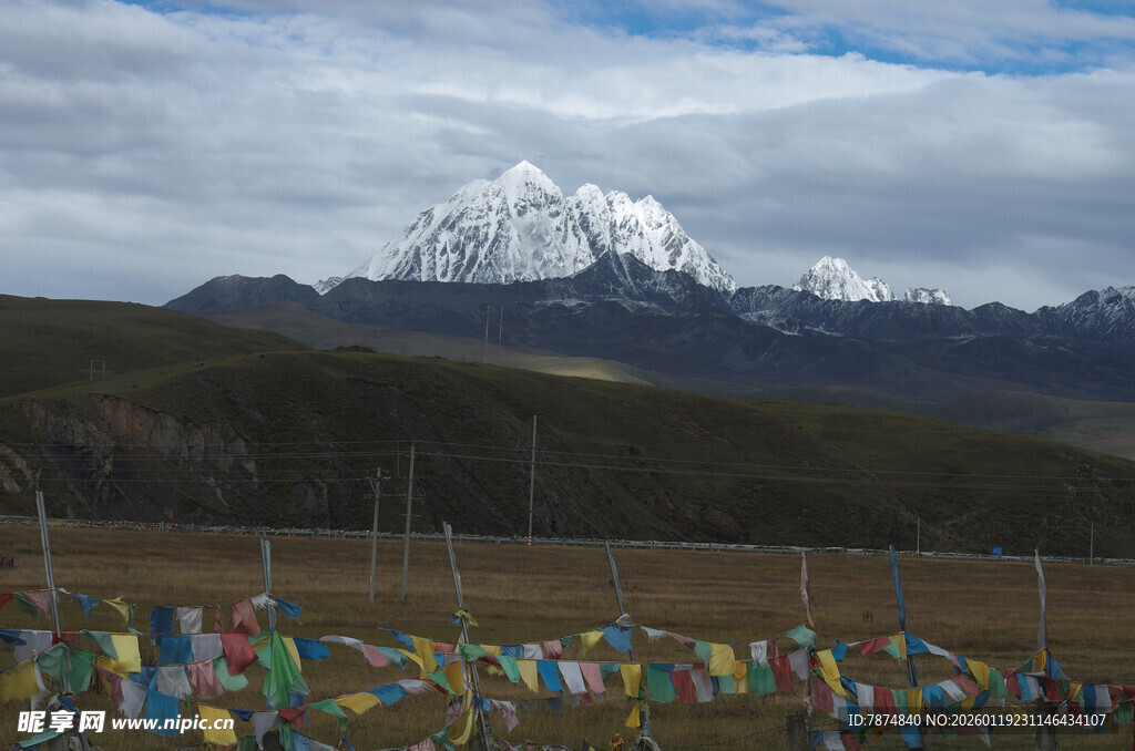 雪山下的五彩经幡景观