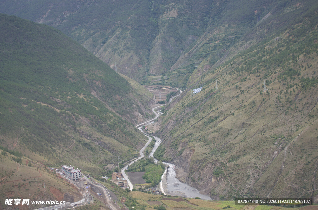 山间蜿蜒公路俯瞰美景