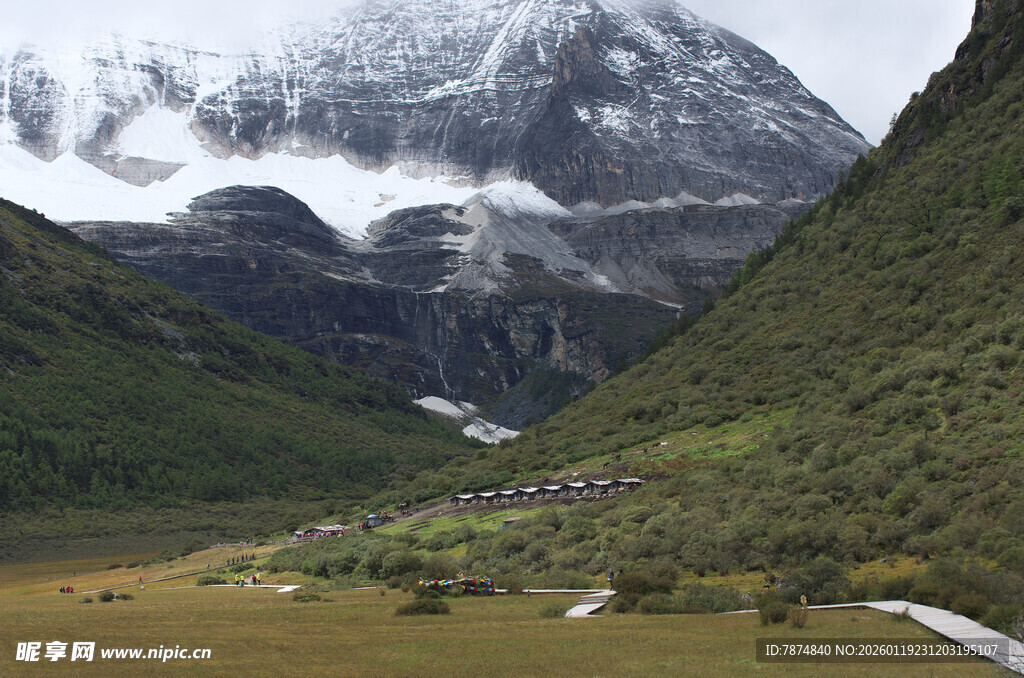 雪山下的山谷美景