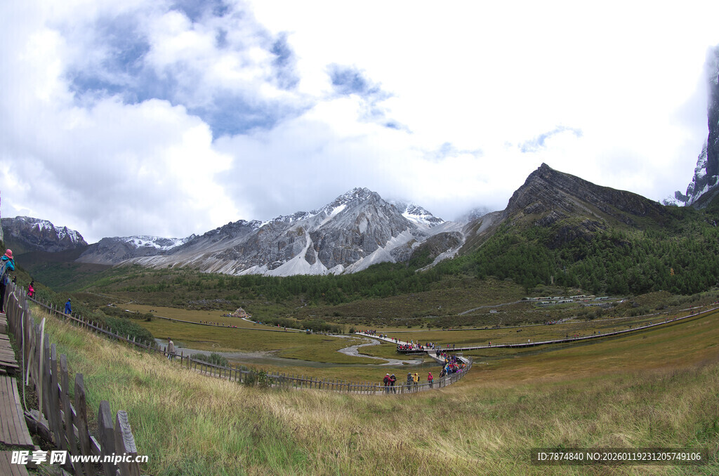 山间美景 旅人漫步绿野