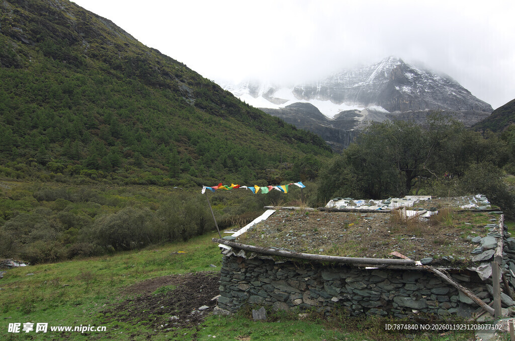 山间小屋与远处雪山美景