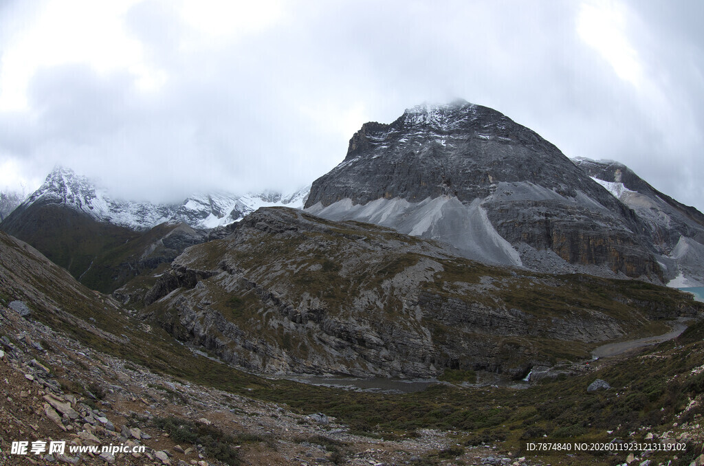 巍峨雪山下的壮丽山地景观