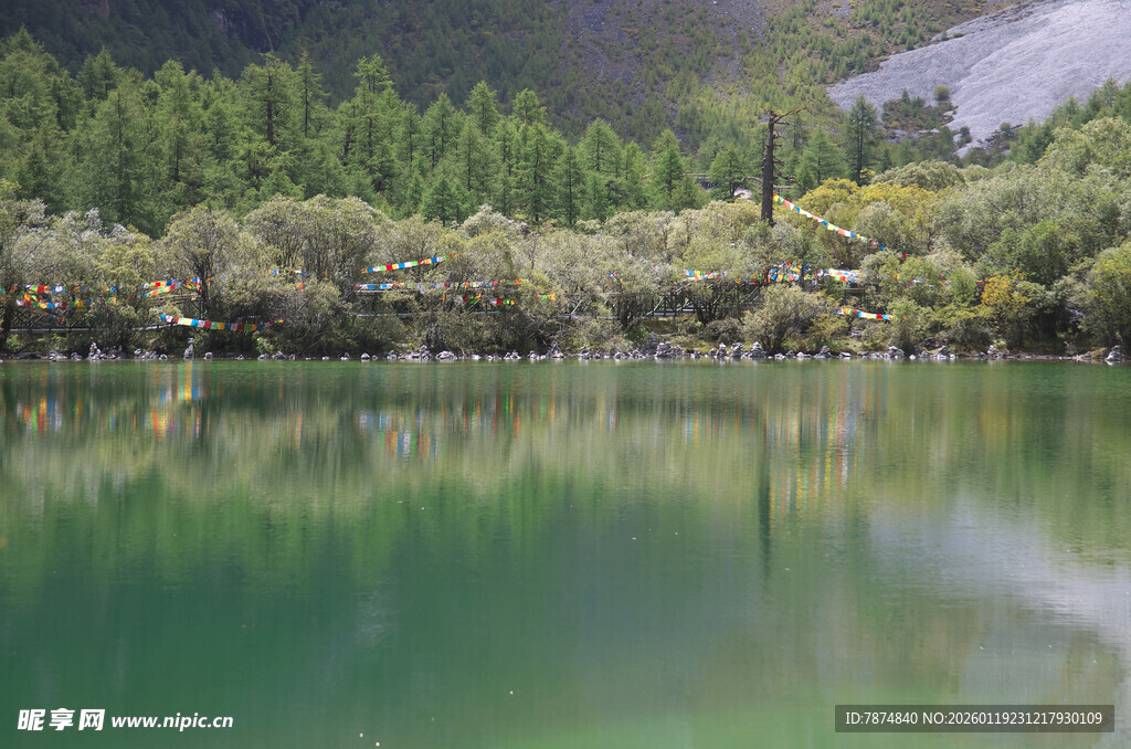 翠绿山林环绕的静谧湖水