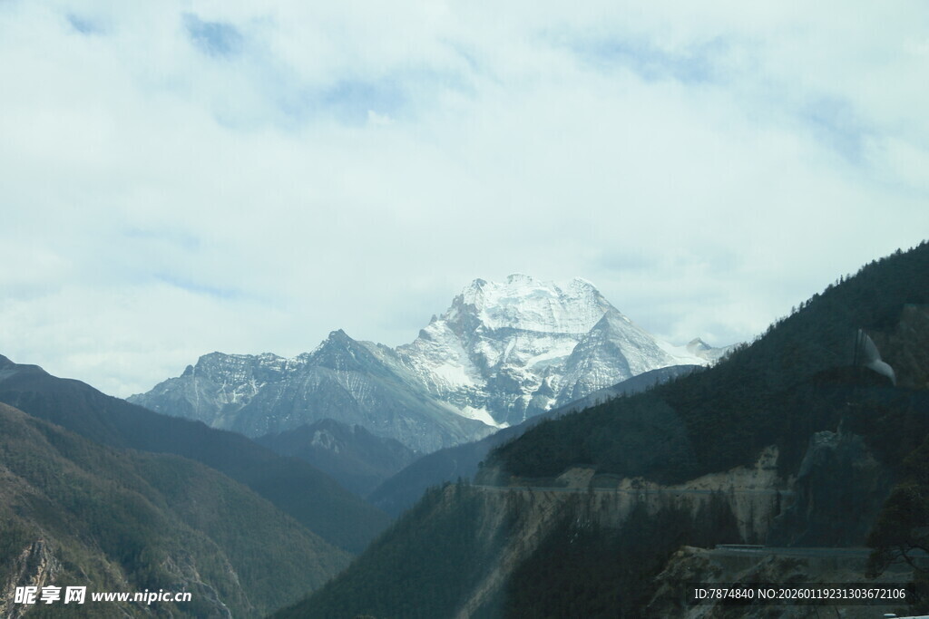 壮丽雪山与连绵山脉景色