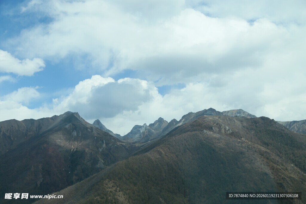 壮丽山景与蓝天白云