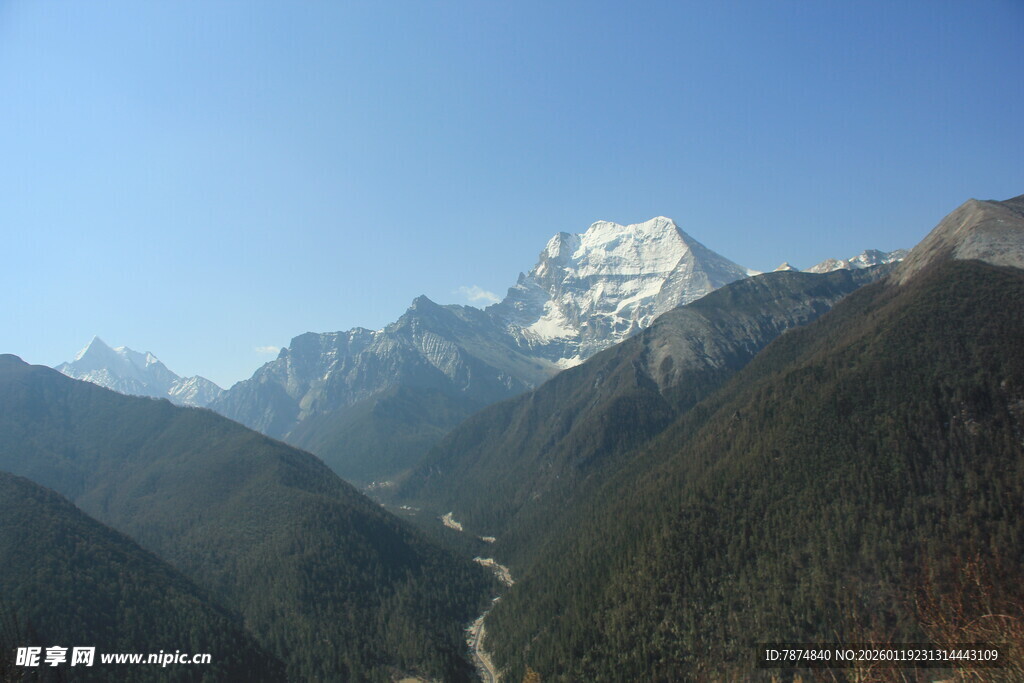 壮丽雪山山谷风光