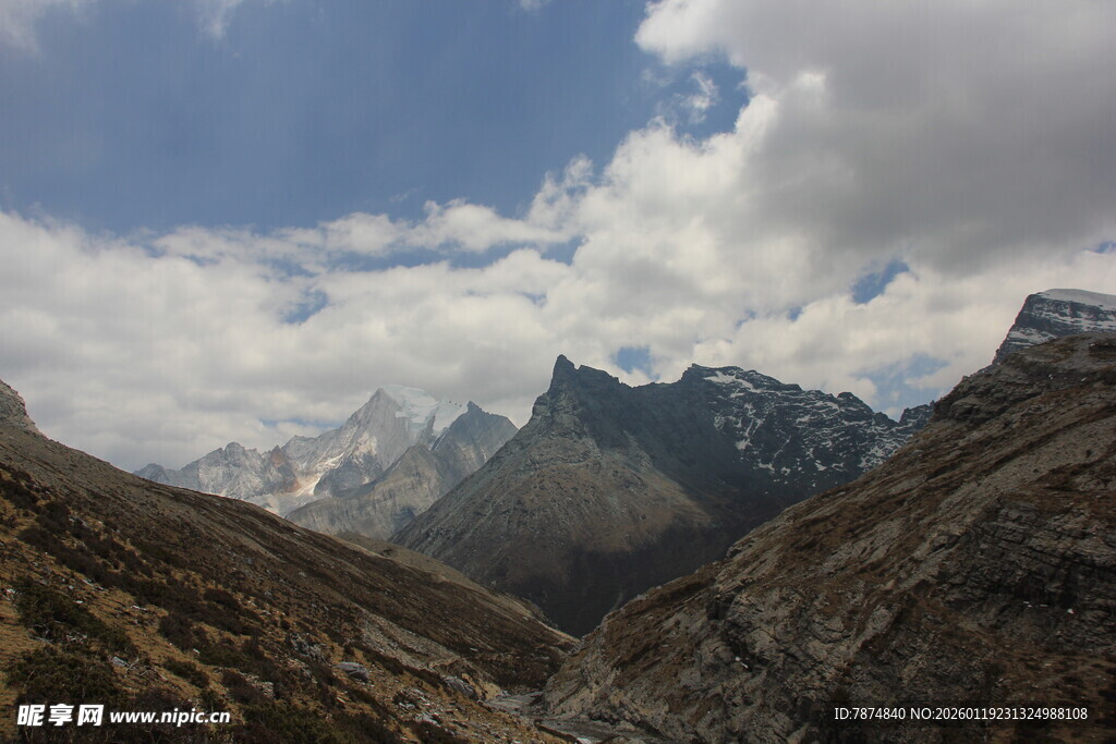 壮丽雪山山谷风景