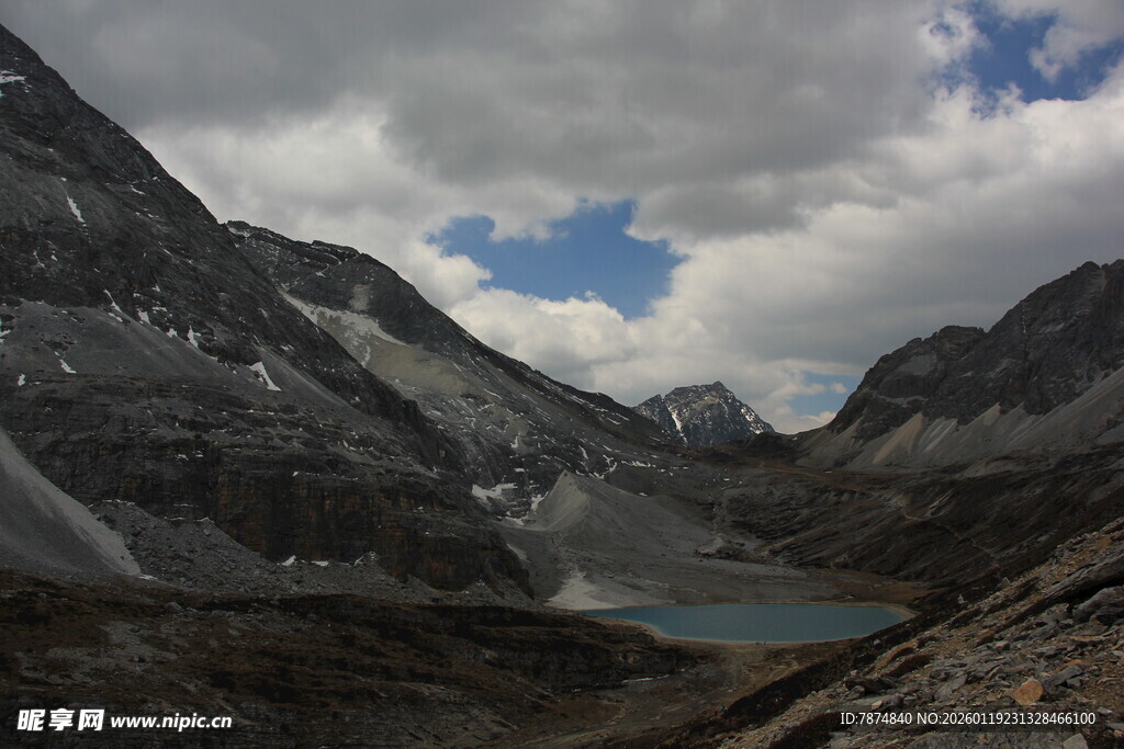 高山湖泊壮丽自然景观