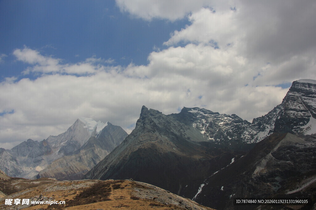 壮丽巍峨的高山风景