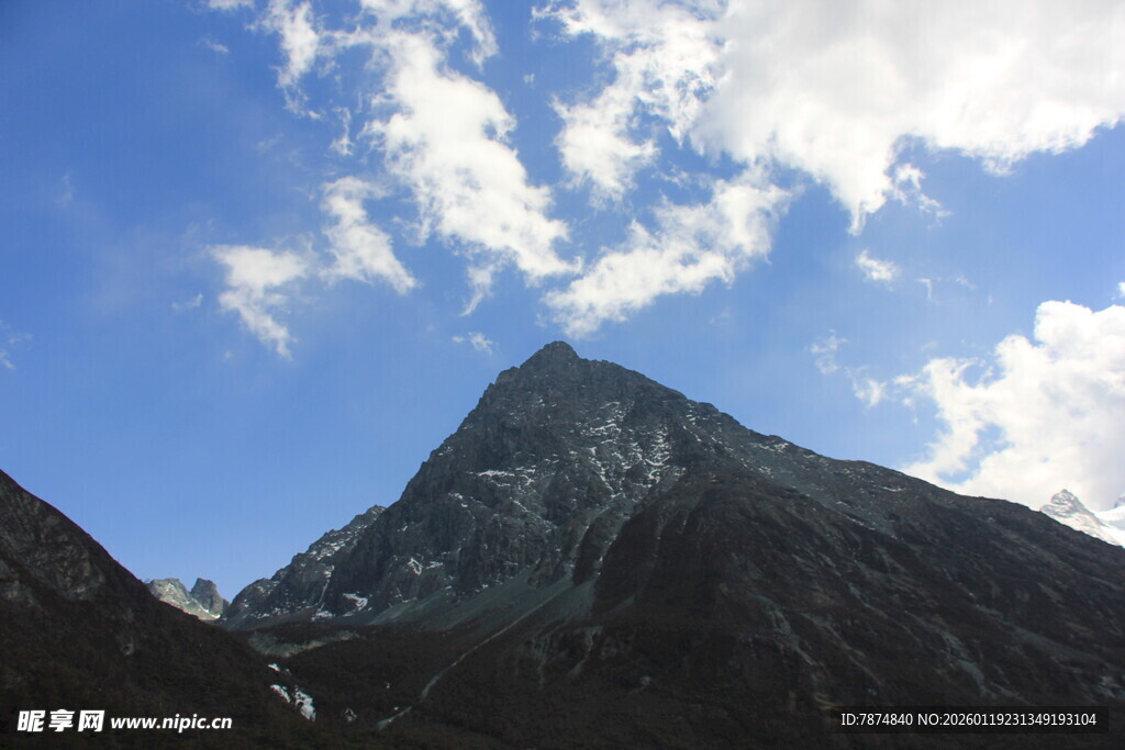 巍峨高山与蓝天白云