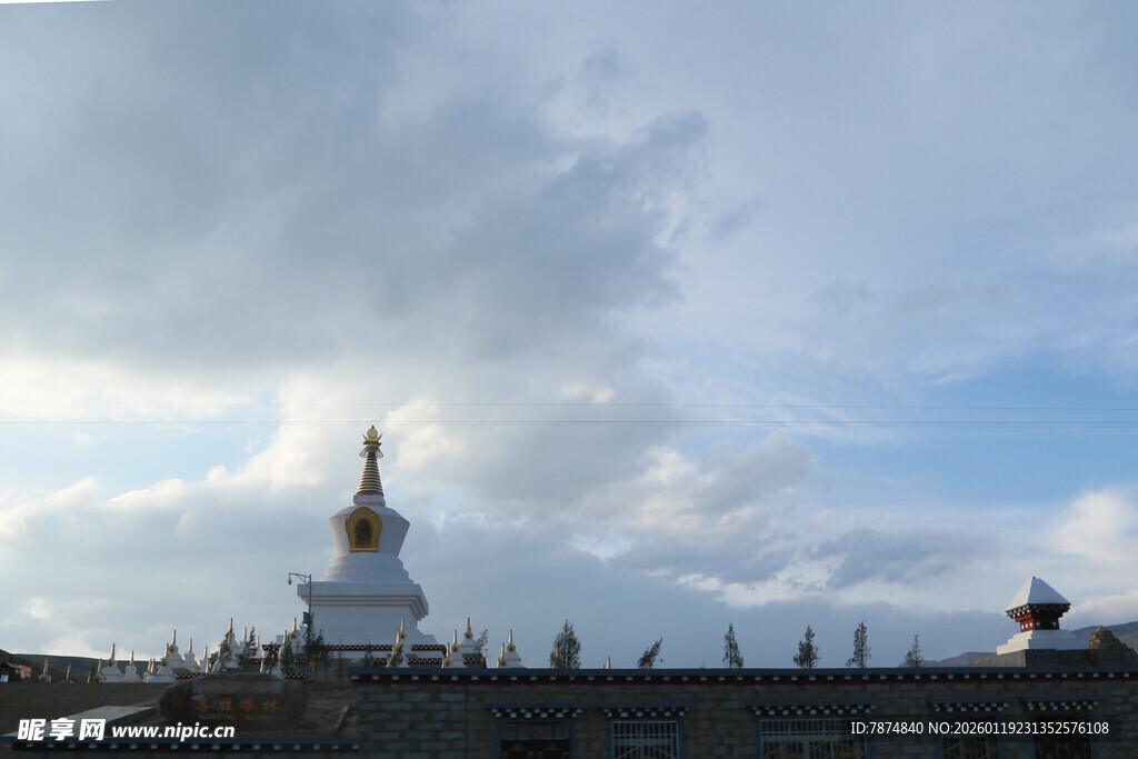 白塔矗立在蓝天白云下