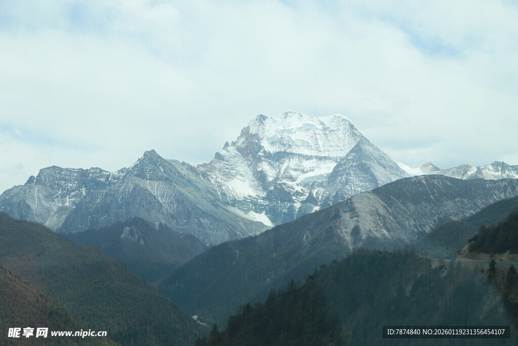 壮丽雪山巍峨山峦景观