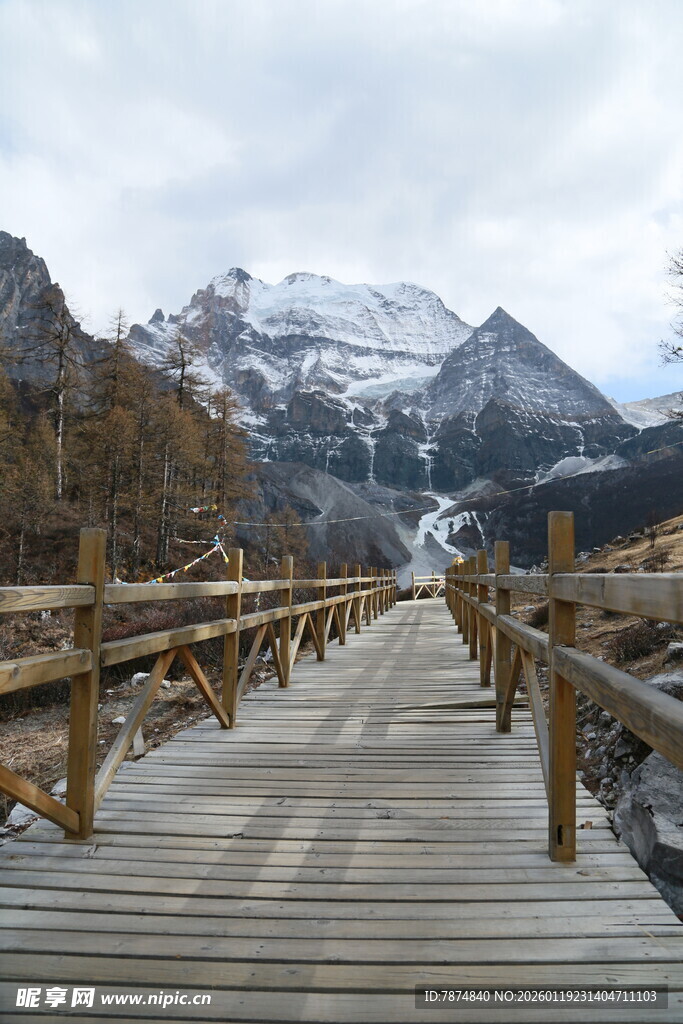 山间木栈道 赏壮丽雪山景
