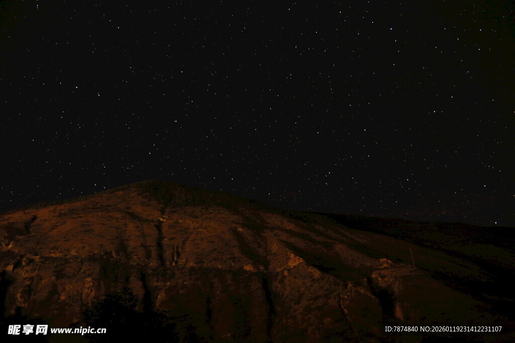 夜空下的山峦美景
