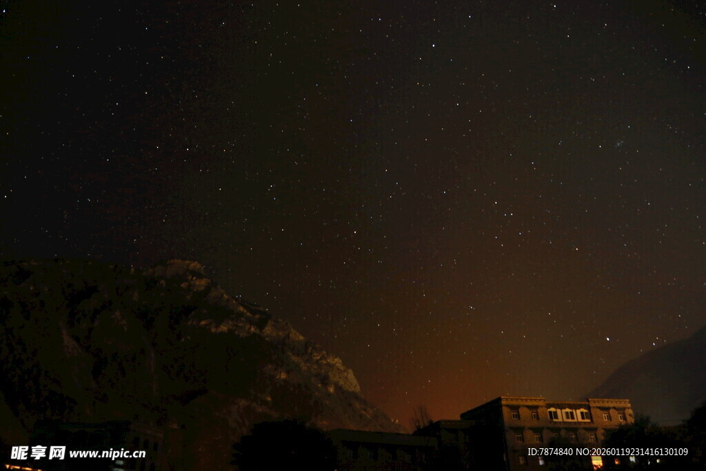 夜空下的山峦与朦胧光晕