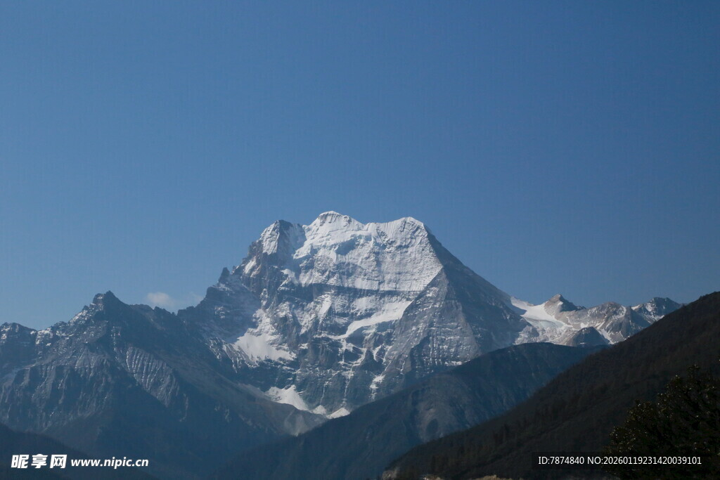 巍峨雪山壮丽景致