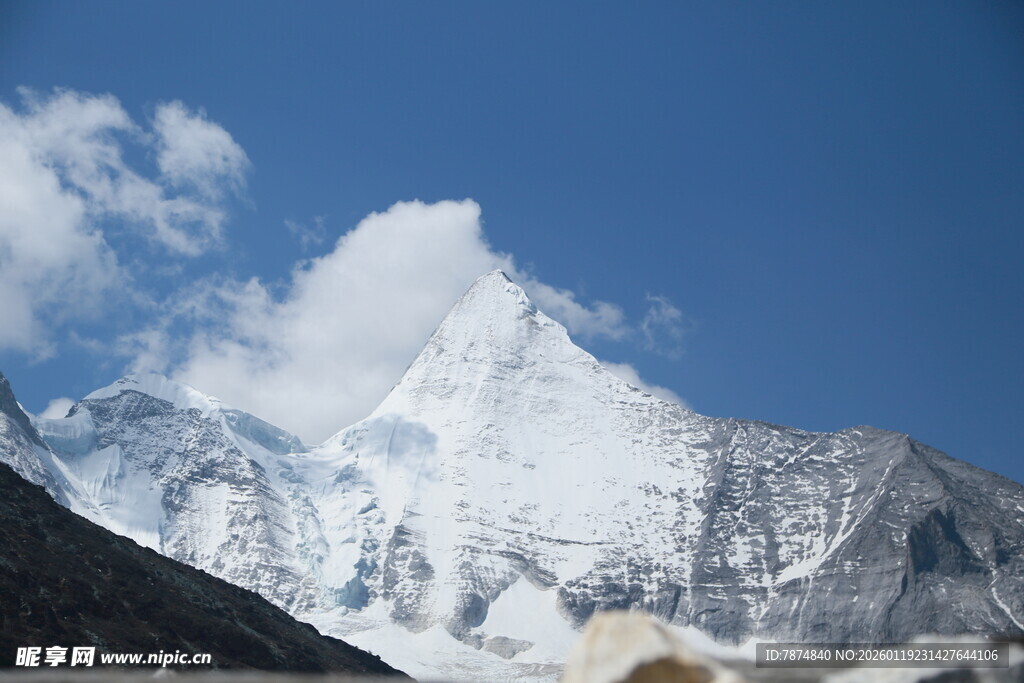 巍峨雪山 壮丽自然景观