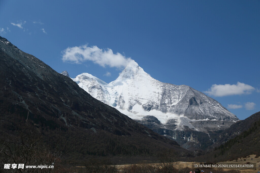 巍峨雪山壮丽自然景观