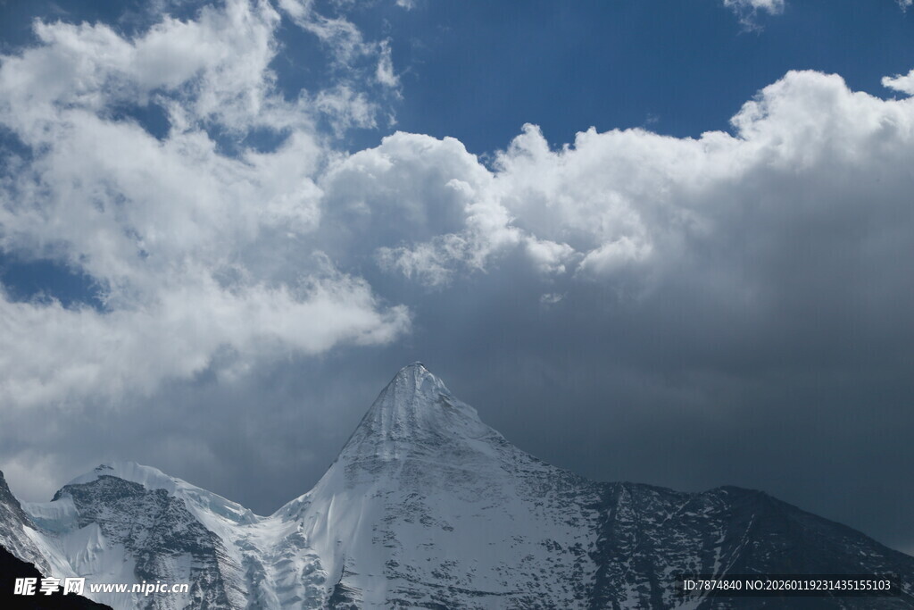雪山云海壮丽景观