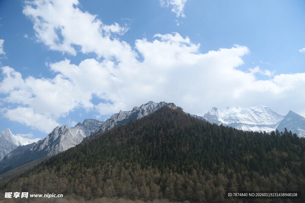 蓝天白云下的巍峨山脉