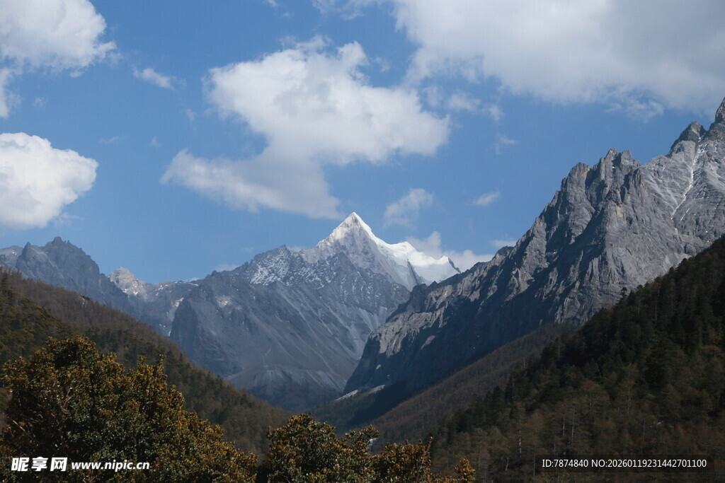 壮丽雪山山谷美景