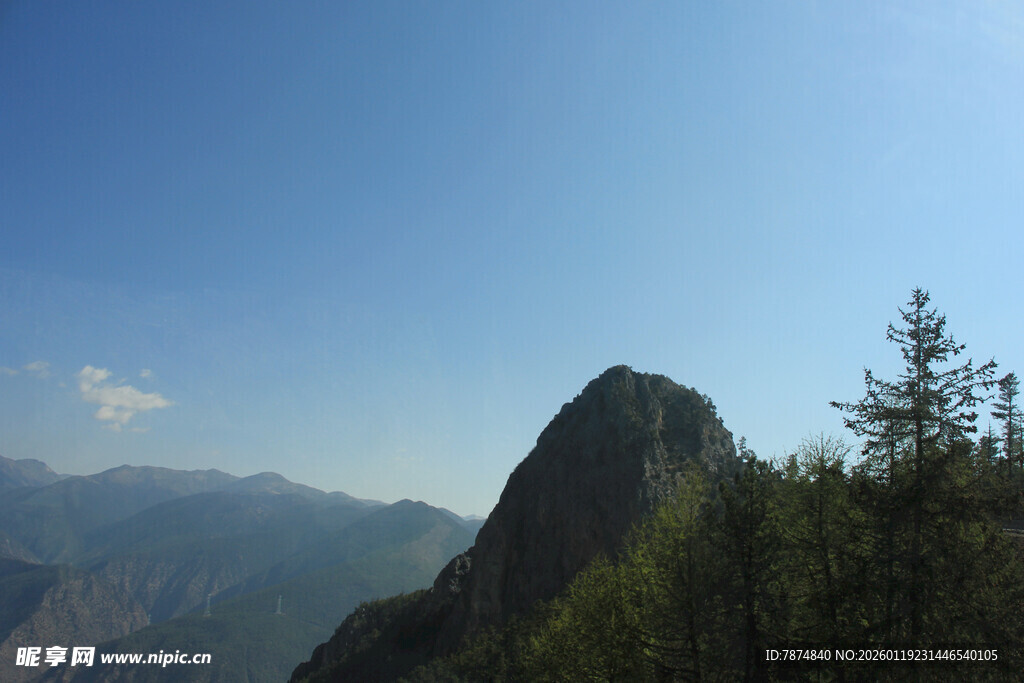 巍峨山峰与葱郁林木