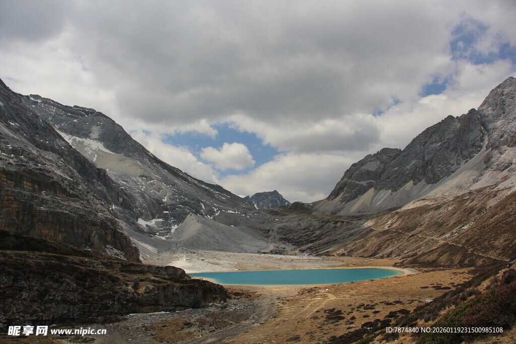 高山间的蓝湖美景