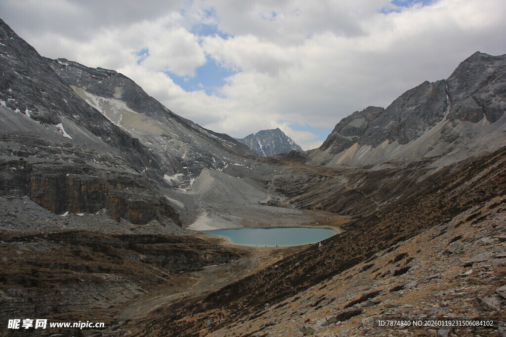 高山湖泊壮丽自然景观