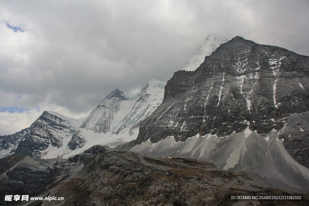 巍峨雪山壮丽景致