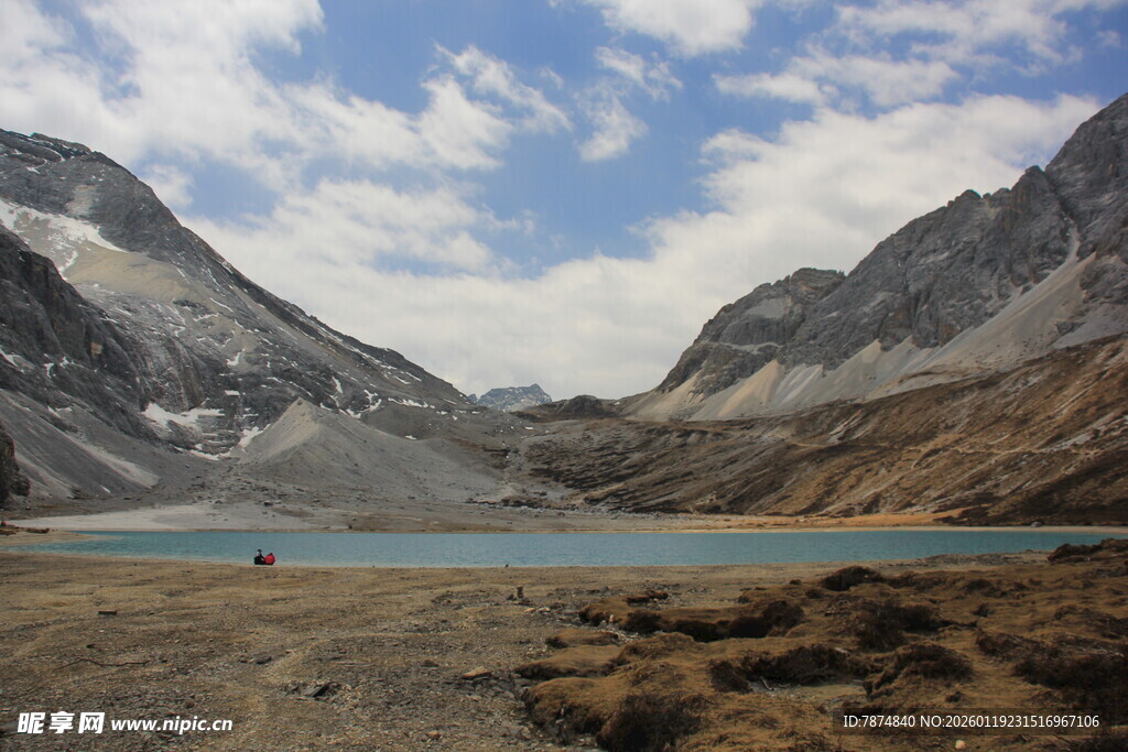 高山湖泊壮丽自然风光