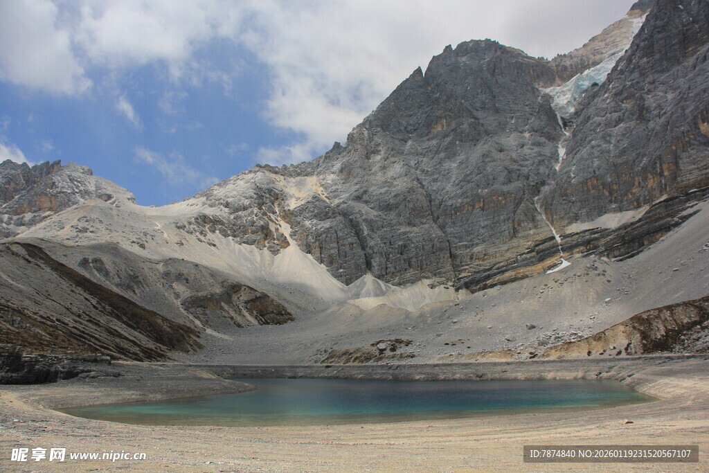 高山湖泊壮丽自然景观
