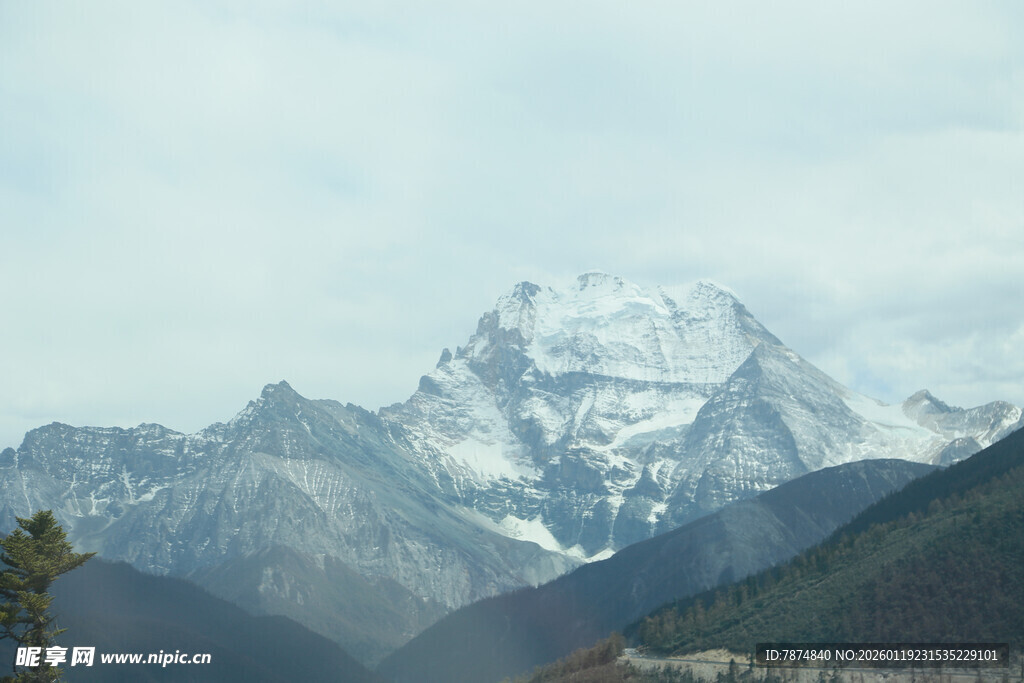 巍峨雪山壮丽自然景观