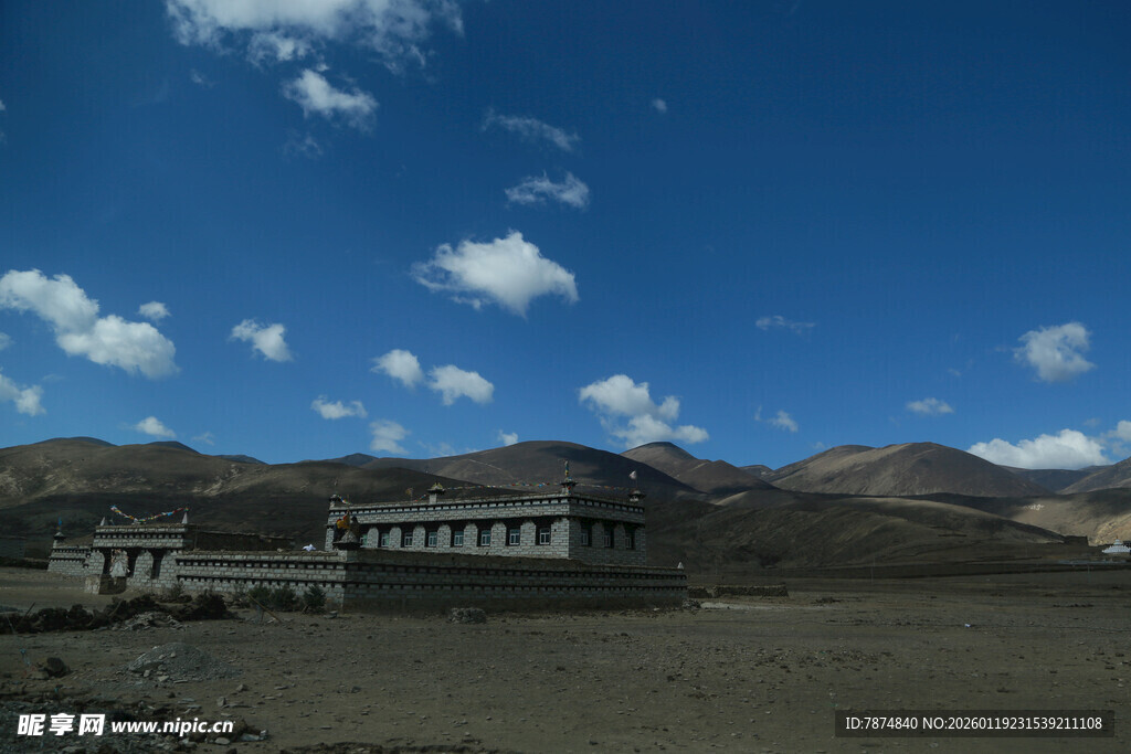 高原旷野中的建筑景观