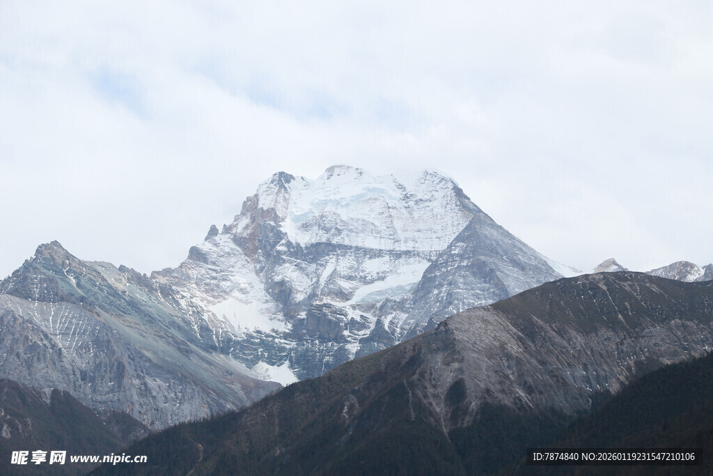 巍峨雪山壮丽景观