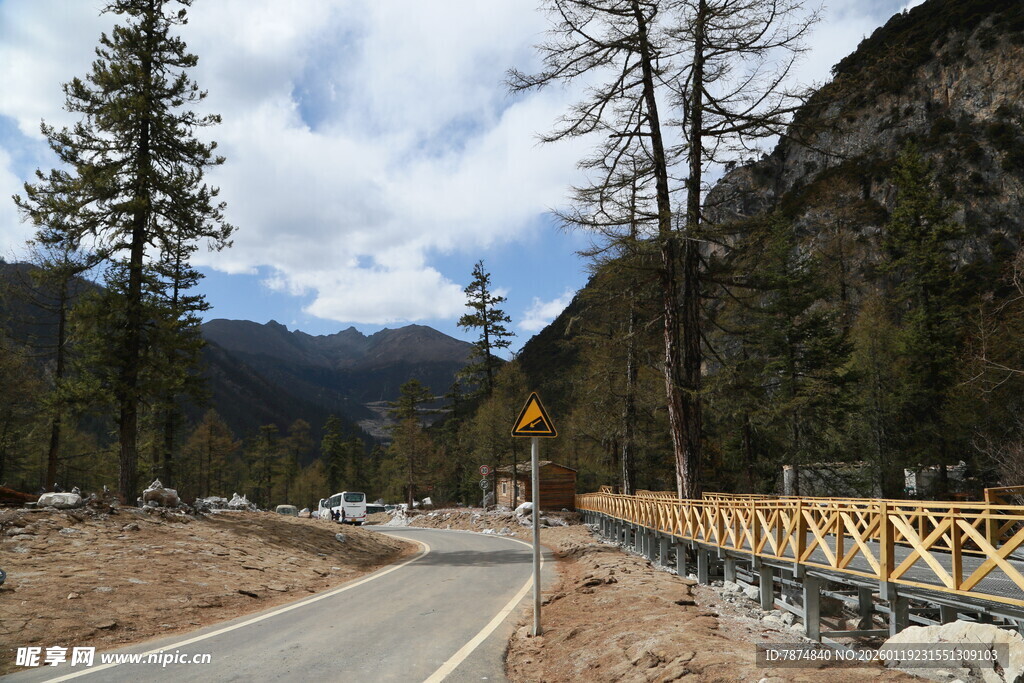山间公路旁的木质桥梁