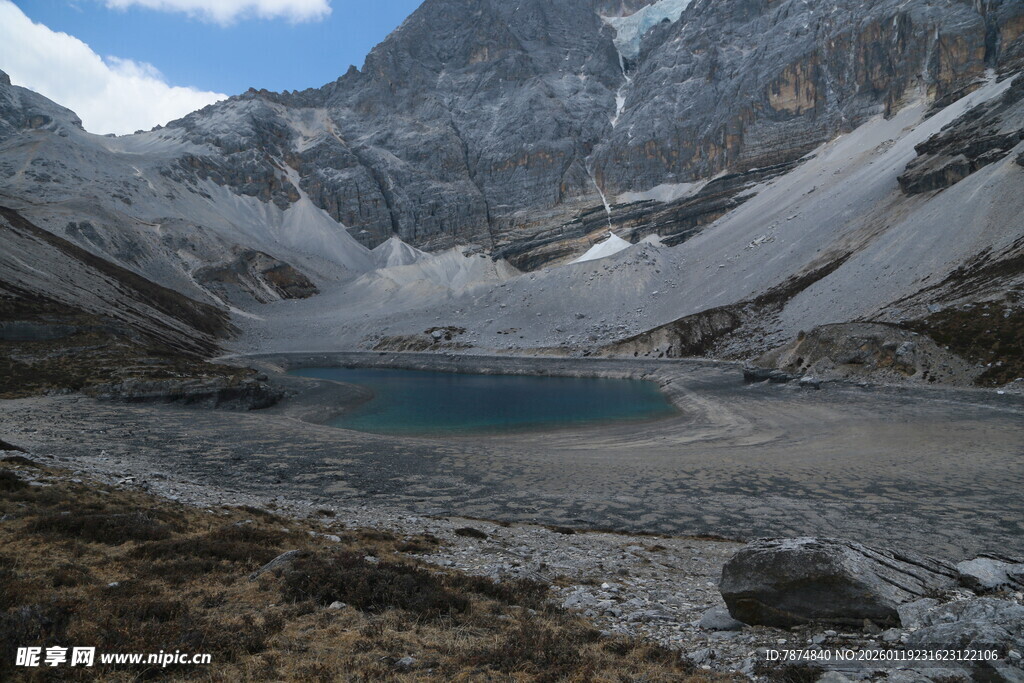 雪山下的静谧湖泊