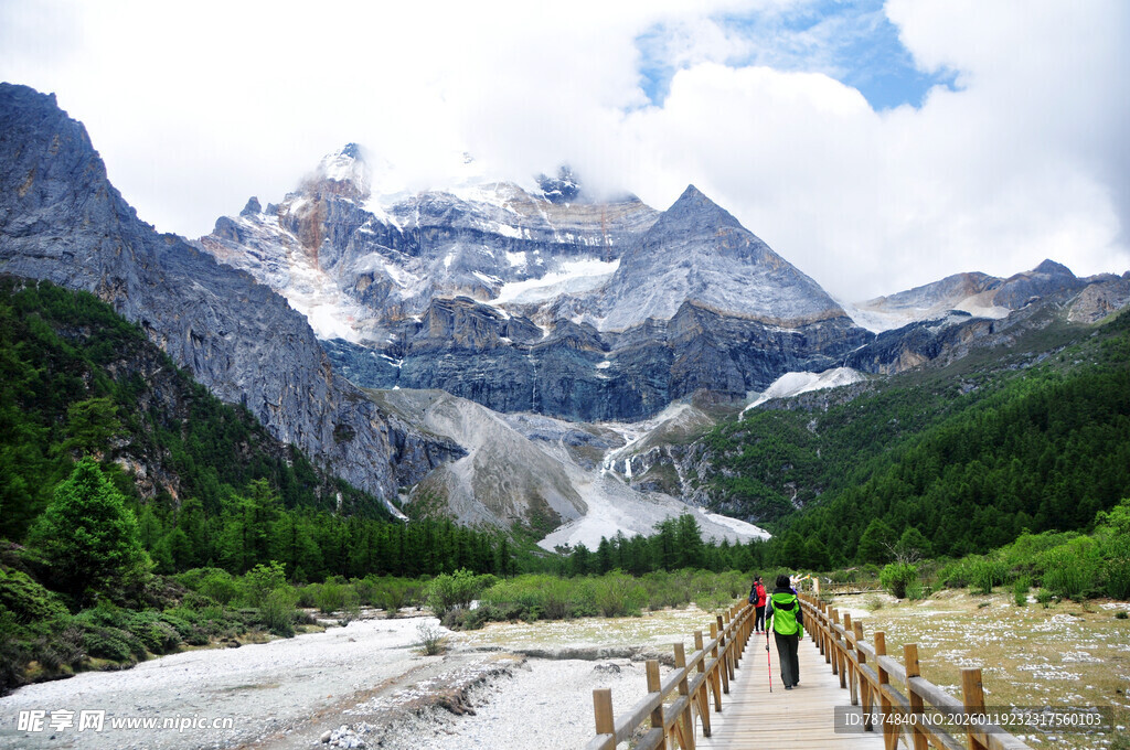 山间栈道旁的壮丽雪山景观