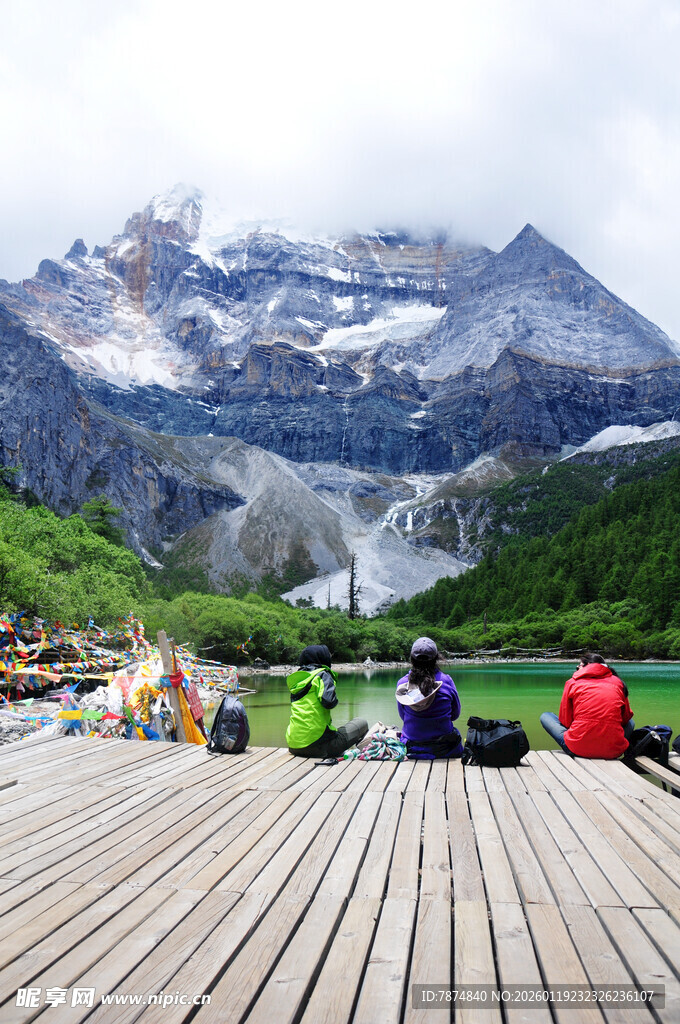 木栈道上赏雪山美景