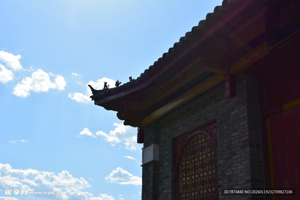 中式屋檐映蓝天