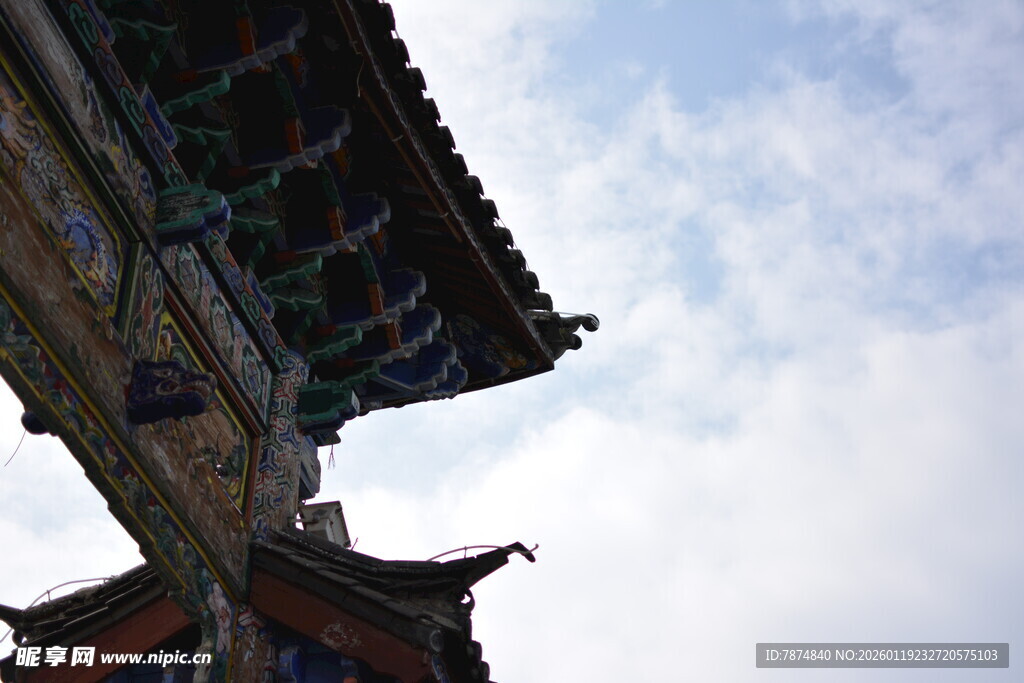 中式古建屋檐 天际流云