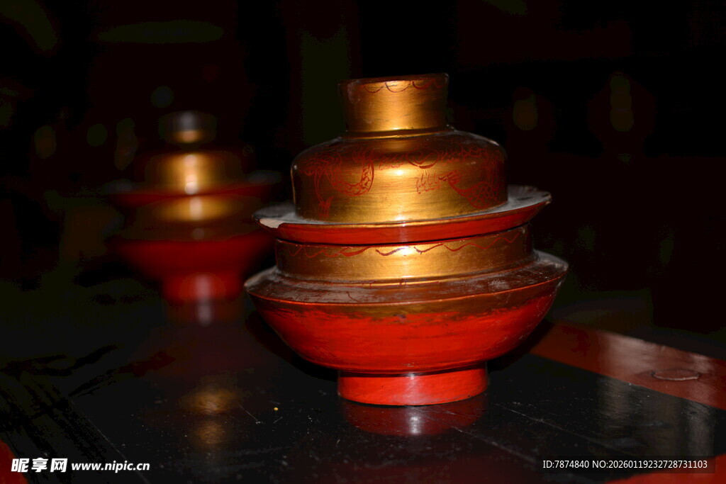 传统金红相间精美容器