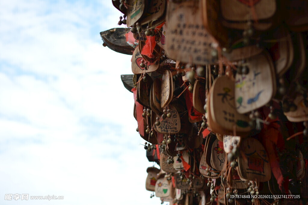 挂满祈愿牌的祈福处