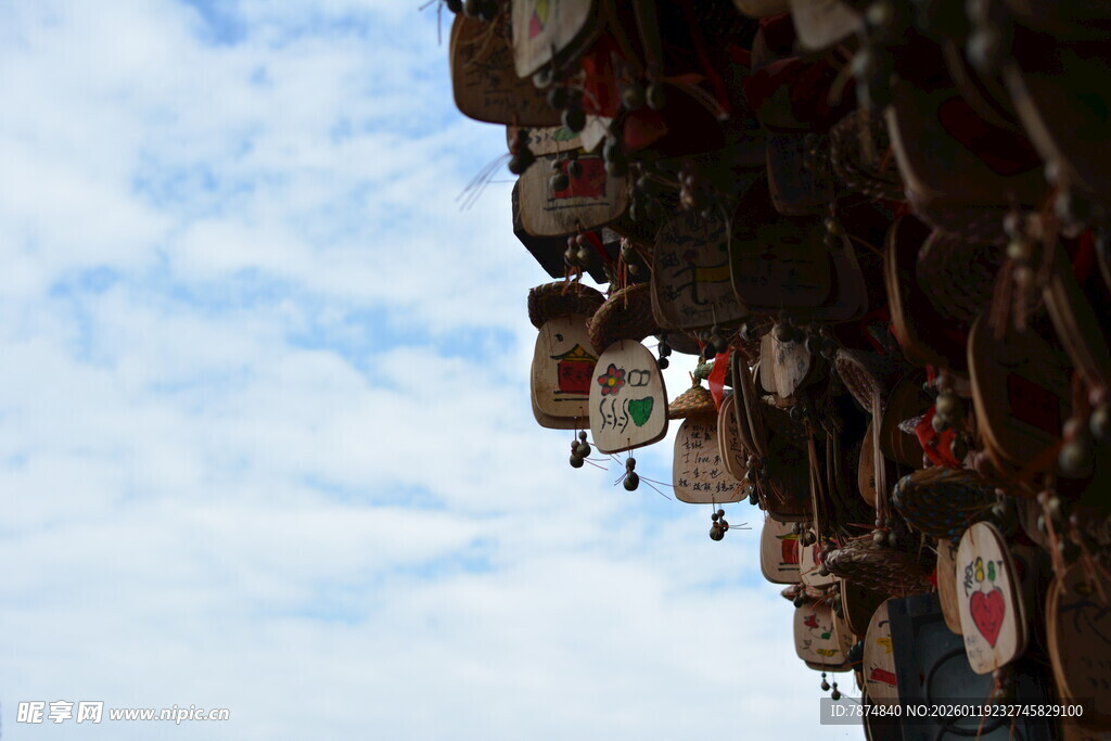 屋顶装饰下的蓝天白云