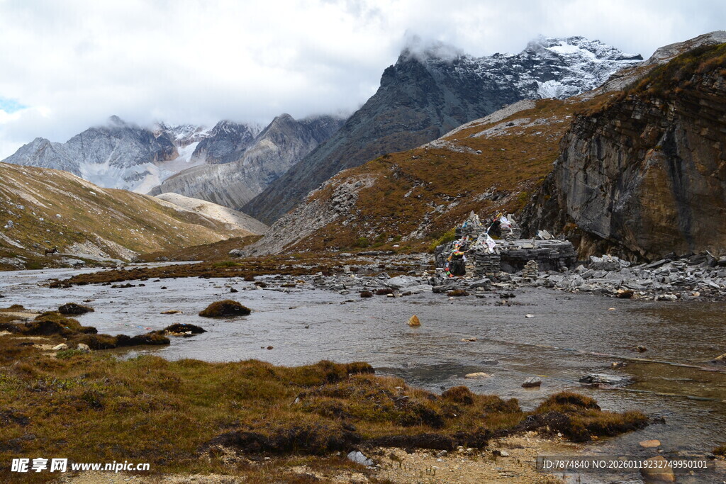 山间河谷壮美自然风光
